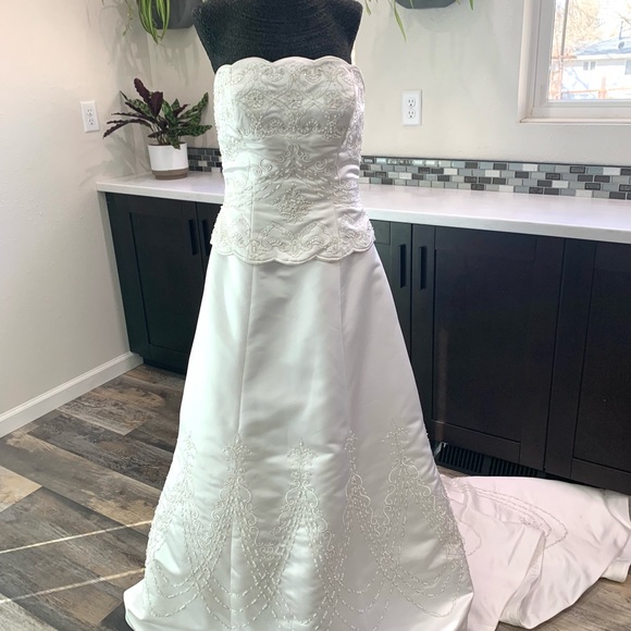 🚫SOLD🚫Gorgeous beaded White Scalloped Bodice wedding gown Sz 10 - Picture 7 of 12